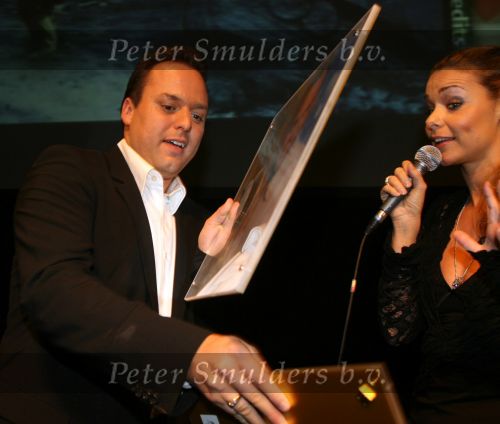 Breda, 17 Oktober 2006
Perspresentatie, persconferentie en tonen van nieuwe DVD beelden en CD in het Chasse theater
Frans Bauer ontvangt een gouden CD/DVD uit handen van Froukje de Both
