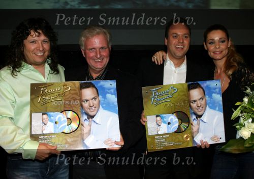 Breda, 17 Oktober 2006
Perspresentatie, persconferentie en tonen van nieuwe DVD beelden en CD in het Chasse theater
Frans Bauer hier samen met Emile Hartkamp, Froukje de Both en..