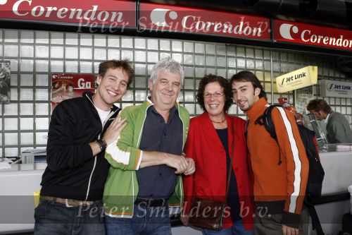 Schiphol 5 oktober 2006
Cast Onderweg naar morgen ONM vertrekken naar Turkije vanwege 25ooe aflevering.
 Erik Bouwman Frits Jansma en Gurkan Kucuksenturk
