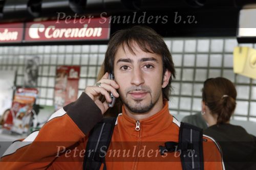 Schiphol 5 oktober 2006
Cast Onderweg naar morgen ONM vertrekken naar Turkije vanweg 25ooe aflevering.
Gurkan Kucukseturk met gsm