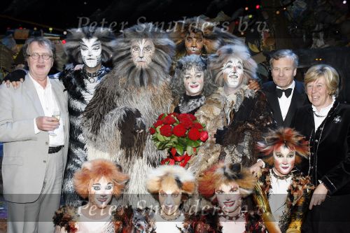 Rotterdam 7 oktober 2006
Premiere Cats in het nieuwe luxor.
Cast Cats met Marco Bakke Anita Meier Gerrit Komrij en Jaap de Hoop Scheffer met zijn vrouw