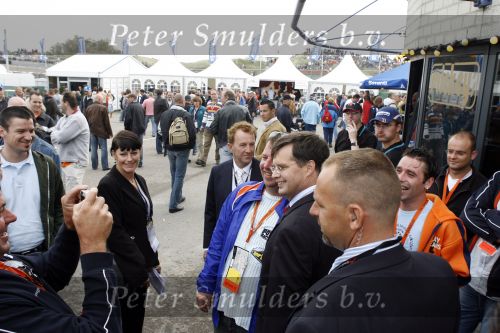Zandvoort 1 oktober 2006
A1 GP op zanvoort.
  Jan Peter Balkenende met fan