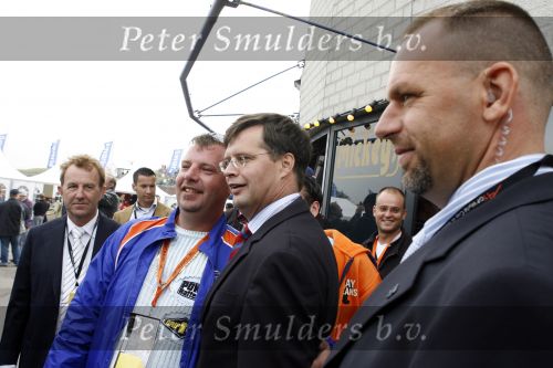 Zandvoort 1 oktober 2006
A1 GP op zanvoort.
  Jan Peter Balkenende met fan