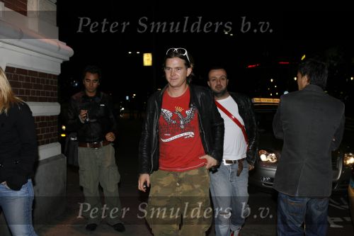 Amsterdam 27 september 2006
Paris Hilton verlaat the Mansion waar ze gegeten hefft.
Johnny de Mol arriveert bij the mansion