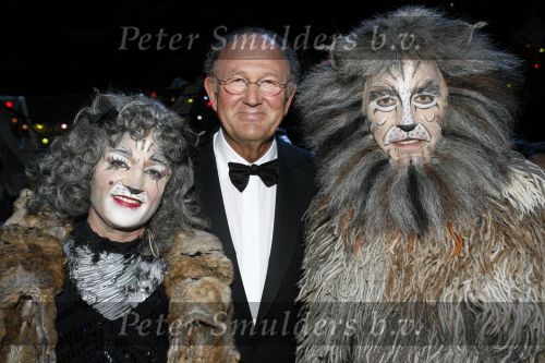 Rotterdam 7 oktober 2006
Premiere Cats in het nieuwe luxor.
Marco Bakker en Anita Meier met Joop v d Ende