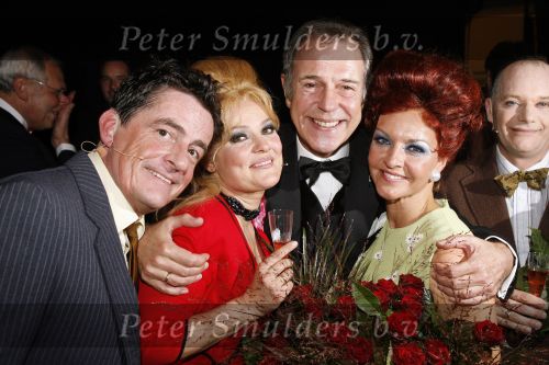 Hoorn 11 oktober 2006
Premiere wat zien ik in schouwburg Hoorn.
Jos Brink Johnny Kraaykamp jr Ellen Pieters en Mariska v Kolck