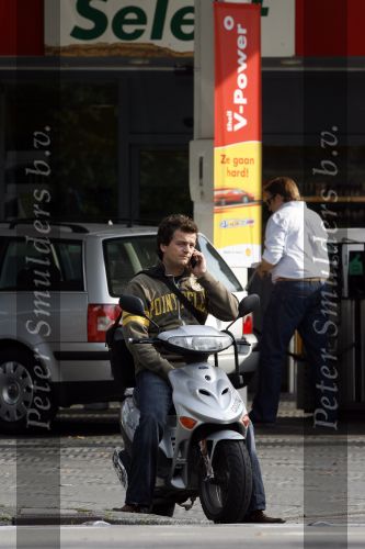 Amsterdam 27 september 2006
Kasper v Kooten met gsm op scooter