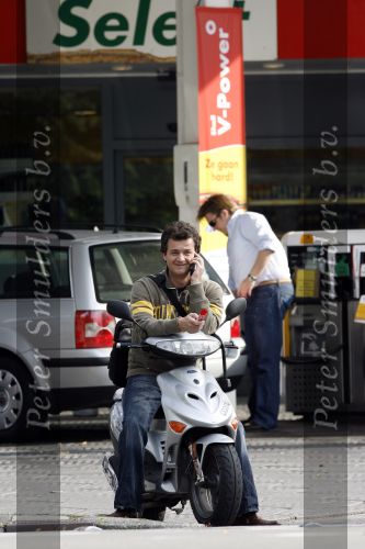Amsterdam 27 september 2006
Kasper v Kooten met gsm op scooter