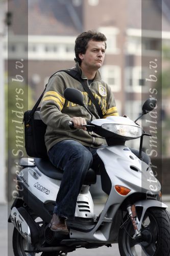 Amsterdam 27 september 2006
Kasper v Kooten met gsm op scooter