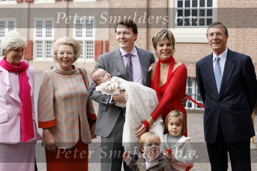 Apeldoorn 8 oktober 2006
Doop Prinses Leonore in het Loo in Apeldoorn.
Prinses Laurentien Prins Constantijn Koningin Beatrix Laurens jan Brinkhorst Prinses Eloise Prins Claus Cazimir en Eleonor.