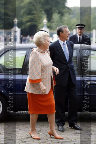 Apeldoorn 8 oktober 2006
Doop Prinses Leonore in het Loo in Apeldoorn.
Prinses Laurentien Prins Constantijn Koningin Beatrix Laurens jan Brinkhorst Prinses Eloise Prins Claus Cazimir en Eleonor.