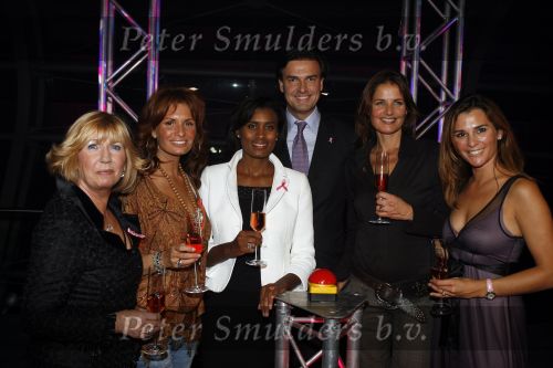 AMSTERDAM 2 OKTOBER 2006
Pink Ribbon in movenpick hotel
Willeke Alberti Leontine v Moorsel Letitia Griffith Mariska Hulscher Quinty Trustfull en Matthijs Tellegen.