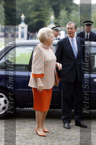 Apeldoorn 8 oktober 2006
Doop Prinses Leonore in het Loo in Apeldoorn.
Prinses Laurentien Prins Constantijn Koningin Beatrix Laurens jan Brinkhorst Prinses Eloise Prins Claus Cazimir en Eleonor.