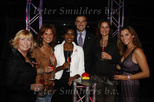 AMSTERDAM 2 OKTOBER 2006
Pink Ribbon in movenpick hotel
Willeke Alberti Leontine v Moorsel Letitia Griffith Mariska Hulscher Quinty Trustfull en Matthijs Tellegen.