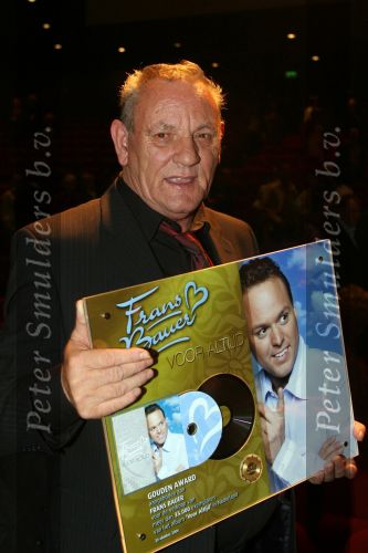 Breda, 17 Oktober 2006
Perspresentatie, persconferentie en tonen van nieuwe DVD beelden en CD in het Chasse theater
Pa Bauer met de gouden plaat van Frans Bauer