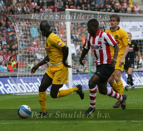 Eindhoven, 20 Oktober 2006 
Kompetitiewedstrijd PSV-Roda JC Seizoen 2006/2007
Eindstand 4-1PSV 
Jefferson Farfan probeert Pa Modou Kah de bal te ontfutselen