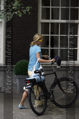 Amsterdam 28 september 2006
Paris Hilton met zonnebril op fiets in amsterdam.