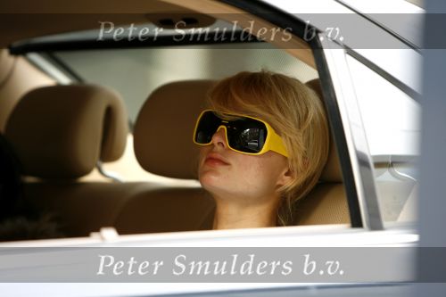 Schiphol 28 september 2006
Paris Hilton met zonnebril op in taxi