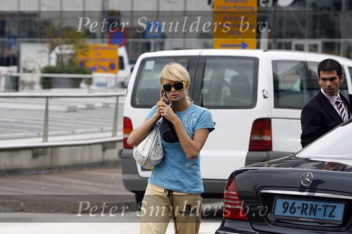 Schiphol 28 september 2006
Paris Hilton met zonnebril op schiphol