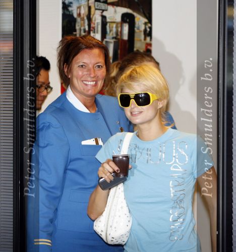 Schiphol 28 september 2006
Paris Hilton met zonnebril op schiphol