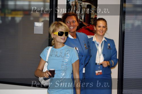 Schiphol 28 september 2006
Paris Hilton met zonnebril op schiphol