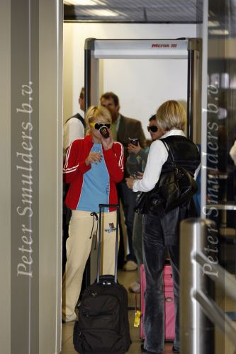 Schiphol 28 september 2006
Paris Hilton met zonnebril op schiphol