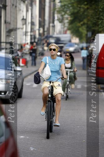 Amsterdam 28 september 2006
Paris Hilton met zonnebril op fiets in amsterdam.