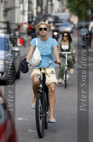 Amsterdam 28 september 2006
Paris Hilton met zonnebril op fiets in amsterdam.