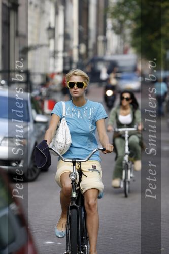 Amsterdam 28 september 2006
Paris Hilton met zonnebril op fiets in amsterdam.