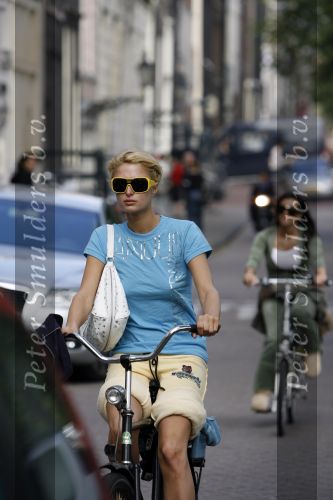 Amsterdam 28 september 2006
Paris Hilton met zonnebril op fiets in amsterdam.