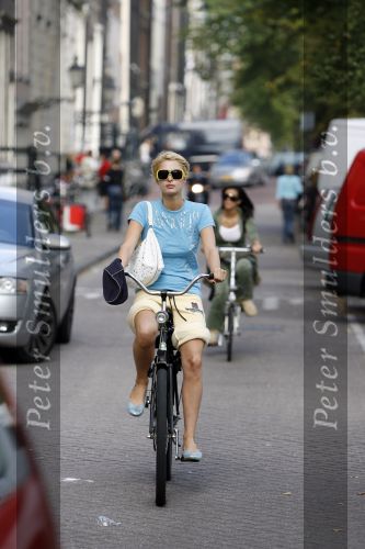 Amsterdam 28 september 2006
Paris Hilton met zonnebril op fiets in amsterdam.