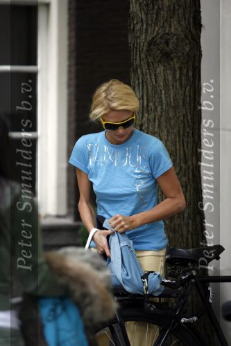 Amsterdam 28 september 2006
Paris Hilton met zonnebril en gsm in amsterdam.