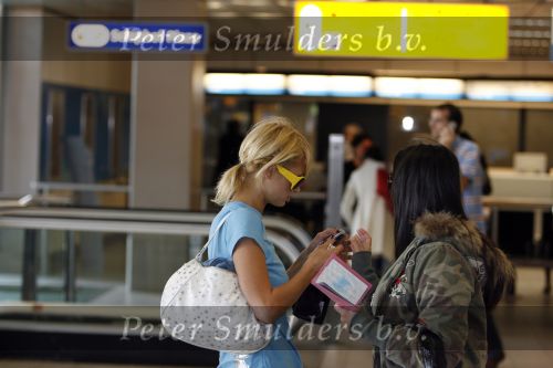 Schiphol 28 september 2006
Paris Hilton met zonnebril op schiphol