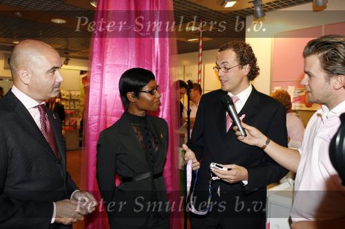 Amsterdam 5 oktober 2006
Winston Gerschtanowitz Sylvana Simons Paul Wilkens en Marcel Timmerhuis bij presentatie Pink Ribbon Samsung en KPN.