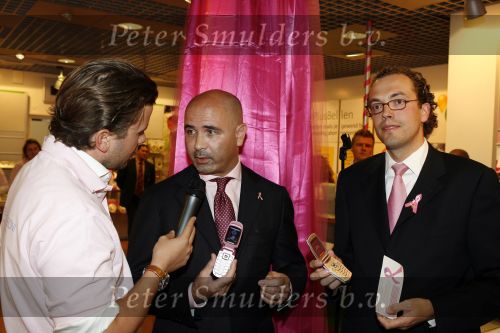 Amsterdam 5 oktober 2006
Winston Gerschtanowitz  Paul Wilkens en Marcel Timmerhuis bij presentatie Pink Ribbon Samsung en KPN.