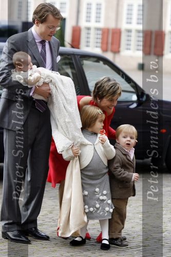 Apeldoorn 8 oktober 2006
Doop Prinses Leonore in het Loo in Apeldoorn.
Prinses Laurentien Prins Constantijn Koningin Beatrix Laurens jan Brinkhorst Prinses Eloise Prins Claus Cazimir en Eleonor.