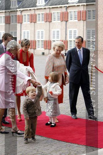 Apeldoorn 8 oktober 2006
Doop Prinses Leonore in het Loo in Apeldoorn.
Prinses Laurentien Prins Constantijn Koningin Beatrix Laurens jan Brinkhorst Prinses Eloise Prins Claus Cazimir en Eleonor.
Peter Smulders bv
