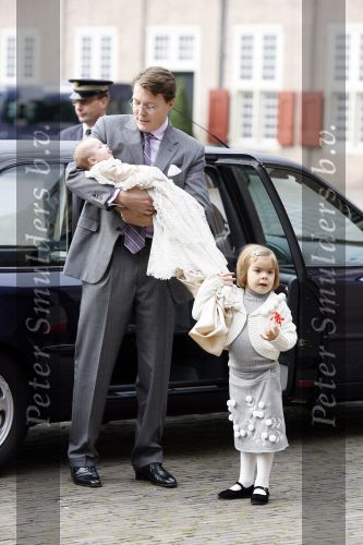 Apeldoorn 8 oktober 2006
Doop Prinses Leonore in het Loo in Apeldoorn.
Prinses Laurentien Prins Constantijn Koningin Beatrix Laurens jan Brinkhorst Prinses Eloise Prins Claus Cazimir en Eleonor.
Peter Smulders bv
