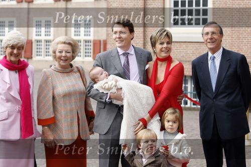 Apeldoorn 8 oktober 2006
Doop Prinses Leonore in het Loo in Apeldoorn.
Prinses Laurentien Prins Constantijn Koningin Beatrix Laurens jan Brinkhorst Prinses Eloise Prins Claus Cazimir en Eleonor.
Peter Smulders bv