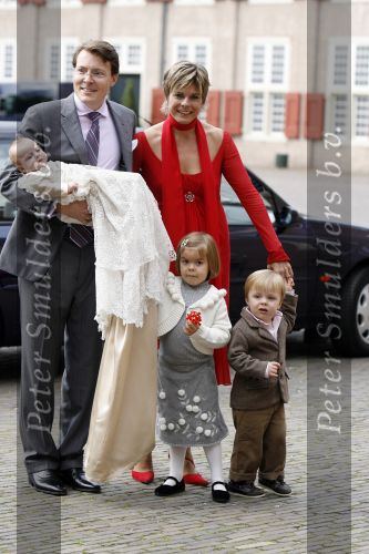 Apeldoorn 8 oktober 2006
Doop Prinses Leonore in het Loo in Apeldoorn.
Prinses Laurentien Prins Constantijn Koningin Beatrix Laurens jan Brinkhorst Prinses Eloise Prins Claus Cazimir en Eleonor.
Peter Smulders bv