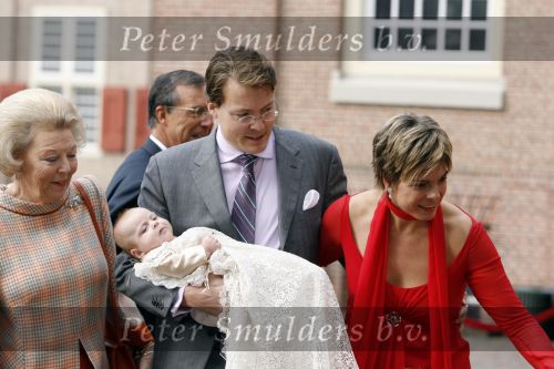 Apeldoorn 8 oktober 2006
Doop Prinses Leonore in het Loo in Apeldoorn.
Prinses Laurentien Prins Constantijn Koningin Beatrix Laurens jan Brinkhorst Prinses Eloise Prins Claus Cazimir en Eleonor.
Peter Smulders bv