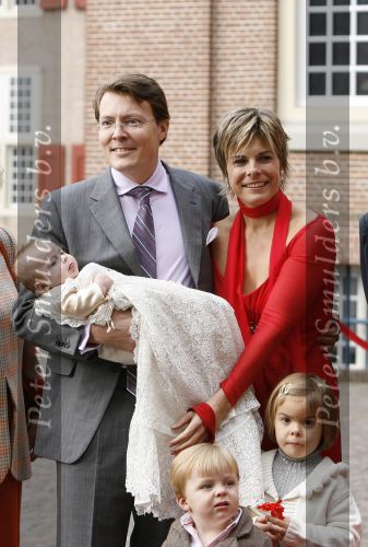 Apeldoorn 8 oktober 2006
Doop Prinses Leonore in het Loo in Apeldoorn.
Prinses Laurentien Prins Constantijn Koningin Beatrix Laurens jan Brinkhorst Prinses Eloise Prins Claus Cazimir en Eleonor.
Peter Smulders bv
