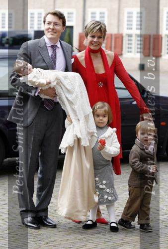 Apeldoorn 8 oktober 2006
Doop Prinses Leonore in het Loo in Apeldoorn.
Prinses Laurentien Prins Constantijn Koningin Beatrix Laurens jan Brinkhorst Prinses Eloise Prins Claus Cazimir en Eleonor.
Peter Smulders bv