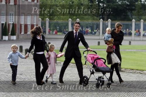 Apeldoorn 8 oktober 2006
Doop Prinses Leonore in het Loo in Apeldoorn.
Prinses Marilenen Prins Maurits met hun kinderen Prinses Anna Prins Lucas en Prinses Felicia met hun aupair  
Peter Smulders bv