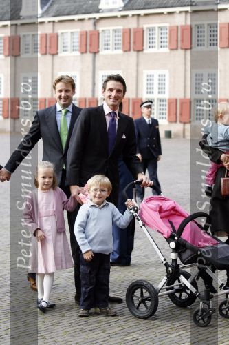 Apeldoorn 8 oktober 2006
Doop Prinses Leonore in het Loo in Apeldoorn.
Prinses Marilenen Prins Maurits met hun kinderen Prinses Anna Prins Lucas en Prinses Felicia met hun aupair  
Peter Smulders bv
