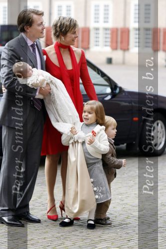 Apeldoorn 8 oktober 2006
Doop Prinses Leonore in het Loo in Apeldoorn.
Prinses Laurentien Prins Constantijn Koningin Beatrix Laurens jan Brinkhorst Prinses Eloise Prins Claus Cazimir en Eleonor.
Peter Smulders bv