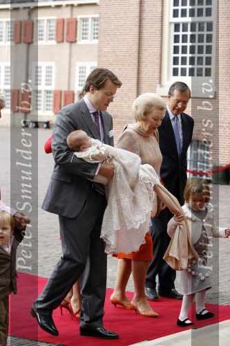 Apeldoorn 8 oktober 2006
Doop Prinses Leonore in het Loo in Apeldoorn.
Prinses Laurentien Prins Constantijn Koningin Beatrix Laurens jan Brinkhorst Prinses Eloise Prins Claus Cazimir en Eleonor.
Peter Smulders bv