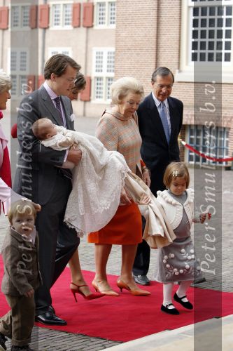 Apeldoorn 8 oktober 2006
Doop Prinses Leonore in het Loo in Apeldoorn.
Prinses Laurentien Prins Constantijn Koningin Beatrix Laurens jan Brinkhorst Prinses Eloise Prins Claus Cazimir en Eleonor.
Peter Smulders bv