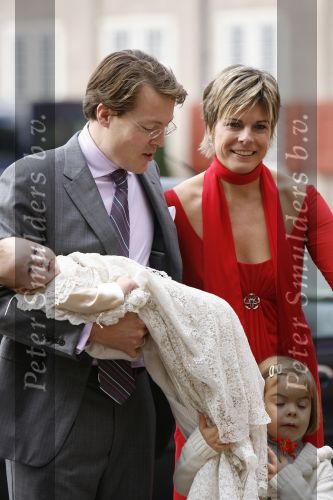 Apeldoorn 8 oktober 2006
Doop Prinses Leonore in het Loo in Apeldoorn.
Prinses Laurentien Prins Constantijn Koningin Beatrix Laurens jan Brinkhorst Prinses Eloise Prins Claus Cazimir en Eleonor.
Peter Smulders bv