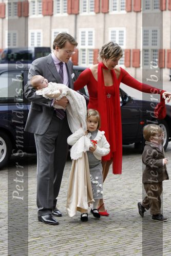 Apeldoorn 8 oktober 2006
Doop Prinses Leonore in het Loo in Apeldoorn.
Prinses Laurentien Prins Constantijn Koningin Beatrix Laurens jan Brinkhorst Prinses Eloise Prins Claus Cazimir en Eleonor.
Peter Smulders bv